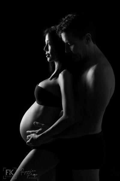 Photographer pattaya pregnant babymoon studio portrait mom black white ช่างภาพ พัทยา ถ่ายภาพคุณแม่ตั้งครรภ์ สตูดิโอ ครอบครัวv3