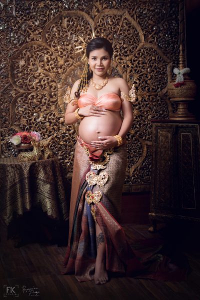 Photographer pattaya pregnant babymoon thai traditional studio portrait mom ช่างภาพ พัทยา ถ่ายภาพคุณแม่ตั้งครรภ์ สตูดิโอ ครอบครัวv1